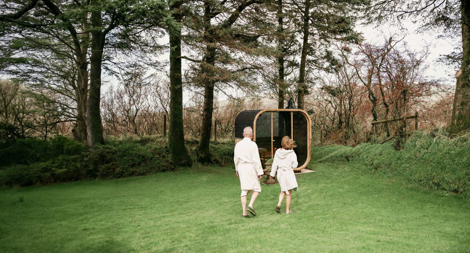 Hekla Cube Outdoor-Sauna im herbstlichen Garten