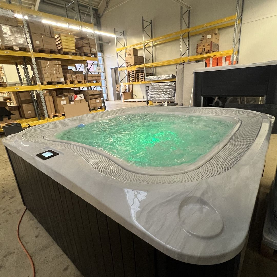 Refurbished Whirlpool Infinity Spa OF210