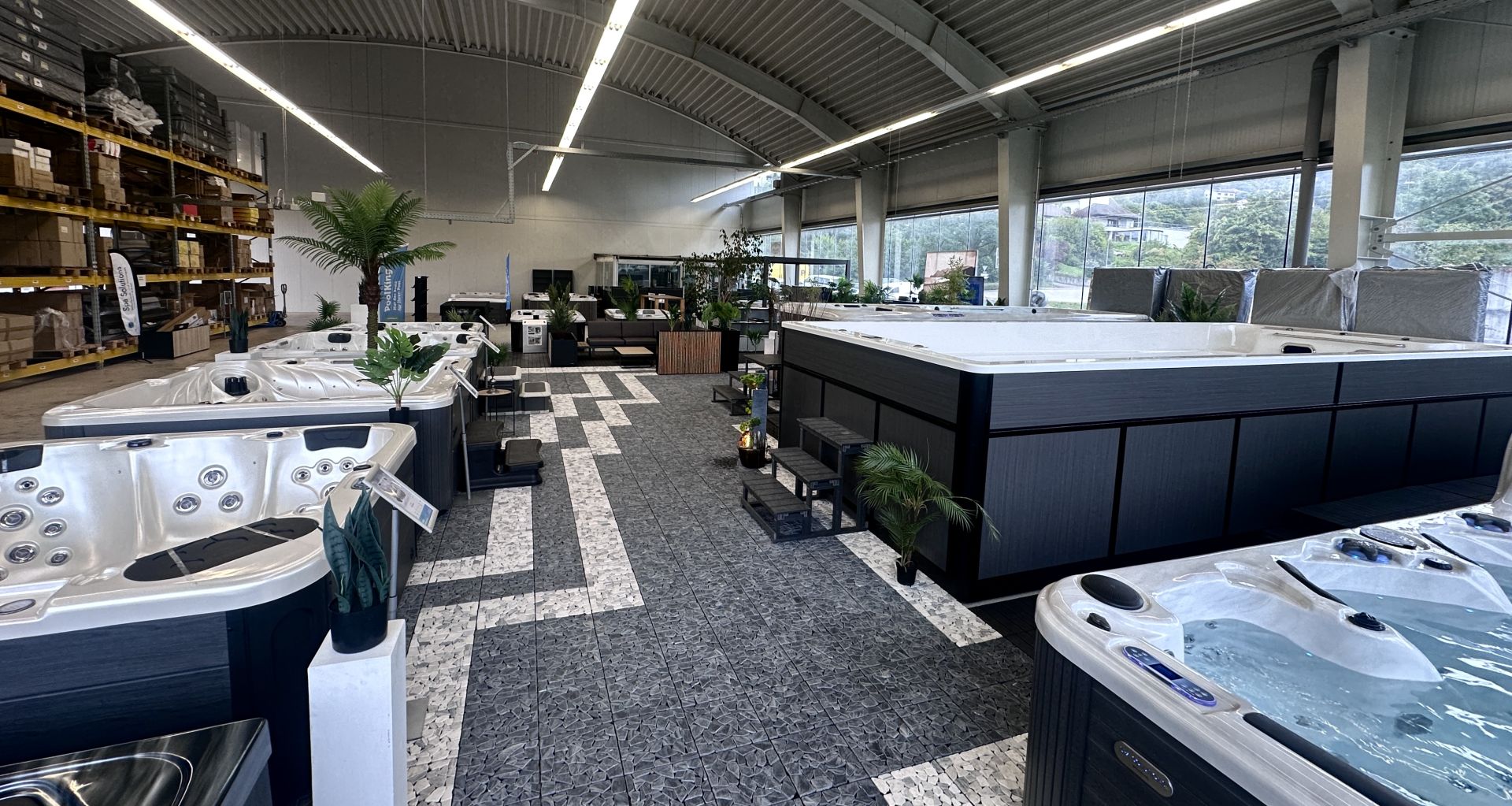 PoolKing Ausstellung in Klingnau mit ueber 3000 m2 Showroom und Lager